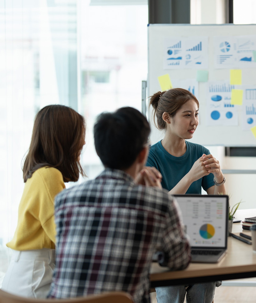 千库网_亚洲商界年轻人举行商务会议，与同事一起讨论商业理念的裁剪照片，同事们在董事会简报会上集思广益谈判，合作理念。_摄影图编号16400757 - 副本 (2) - 副本.jpg