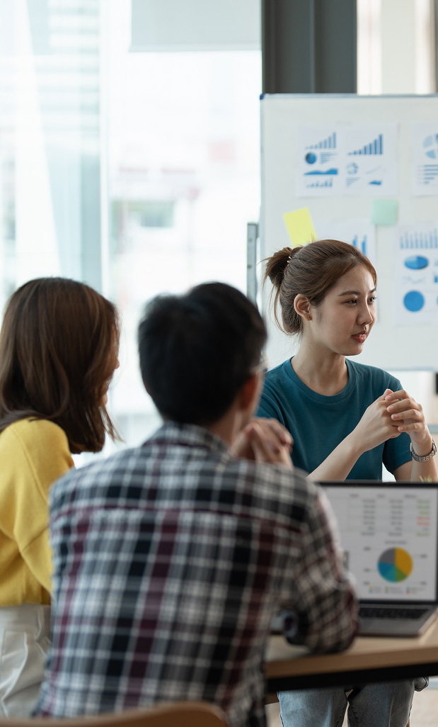 千库网_亚洲商界年轻人举行商务会议，与同事一起讨论商业理念的裁剪照片，同事们在董事会简报会上集思广益谈判，合作理念。_摄影图编号16400757 - 副本 (2).jpg