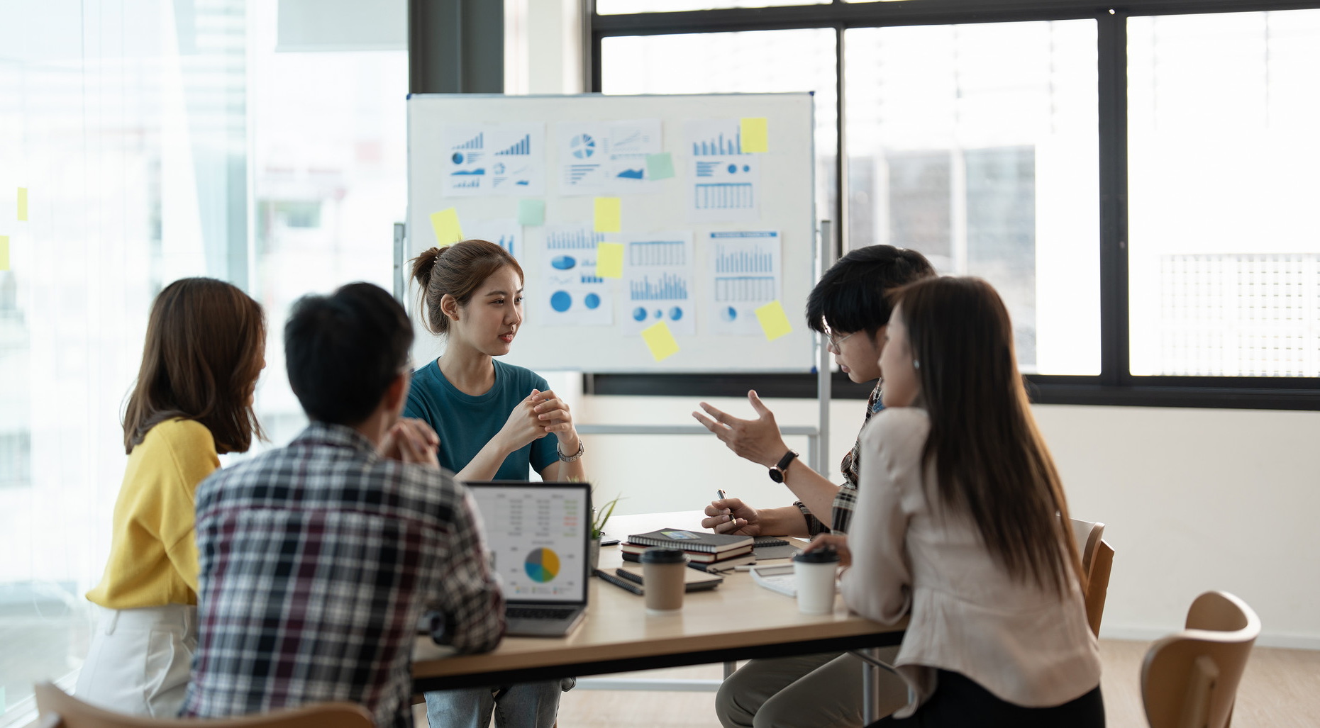 千库网_亚洲商界年轻人举行商务会议，与同事一起讨论商业理念的裁剪照片，同事们在董事会简报会上集思广益谈判，合作理念。_摄影图编号16400757 - 副本.jpg