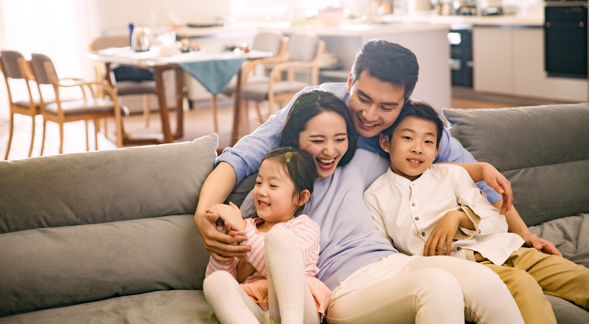 千库网_幸福家庭在客厅里人物_摄影图编号416468 - 副本 (2).jpg